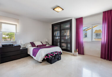 Elegancka willa w centrum San Pedro! Z 3 oddzielnymi apartamentami i garażem na 10 samochodów.