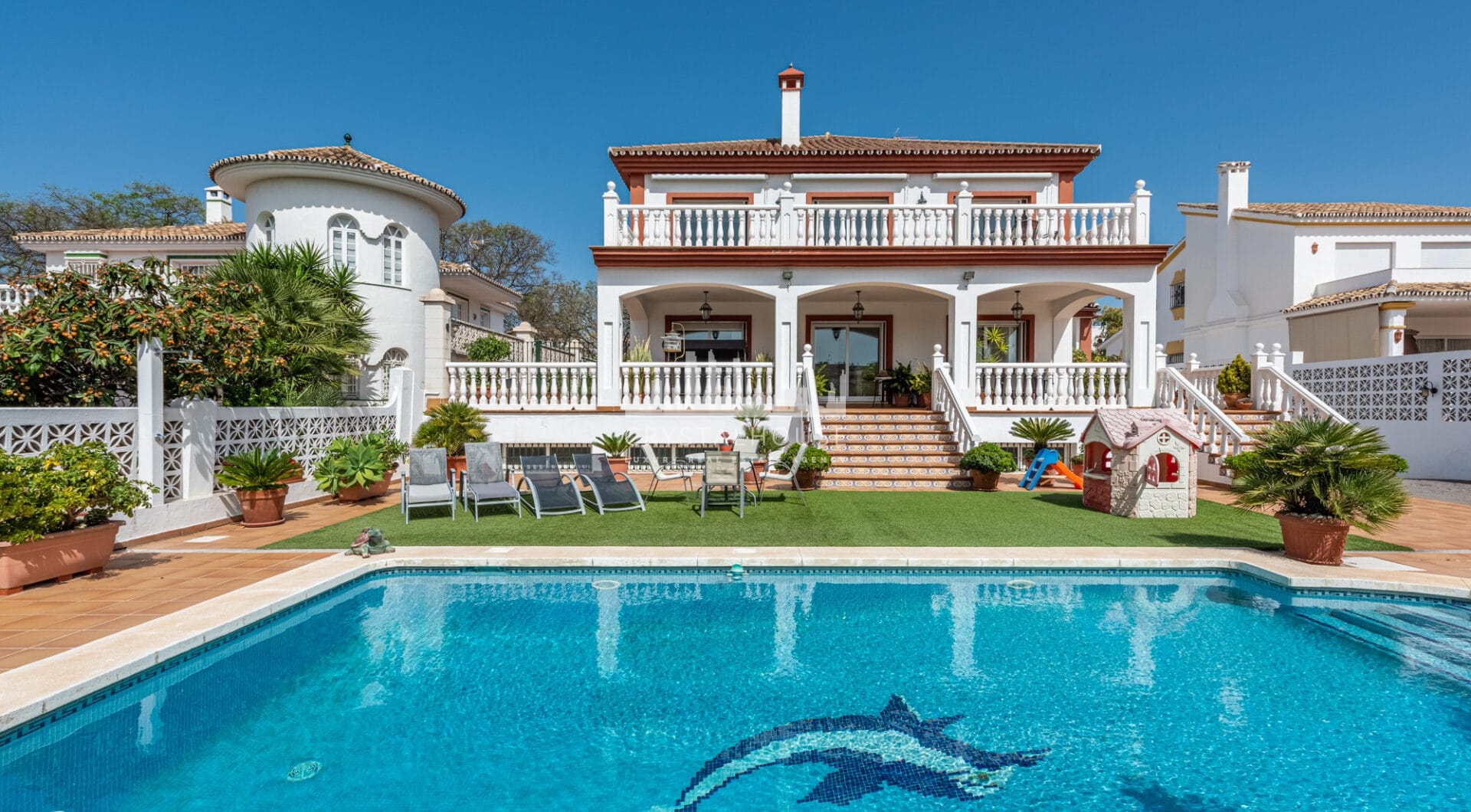 Elegancka willa w centrum San Pedro! Z 3 oddzielnymi apartamentami i garażem na 10 samochodów.