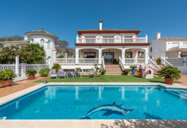 Elegancka willa w centrum San Pedro! Z 3 oddzielnymi apartamentami i garażem na 10 samochodów.