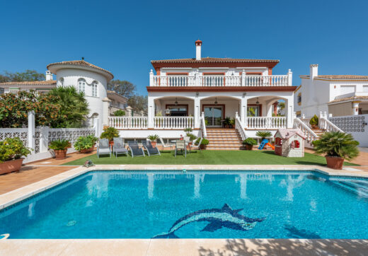 Elegancka willa w centrum San Pedro! Z 3 oddzielnymi apartamentami i garażem na 10 samochodów.