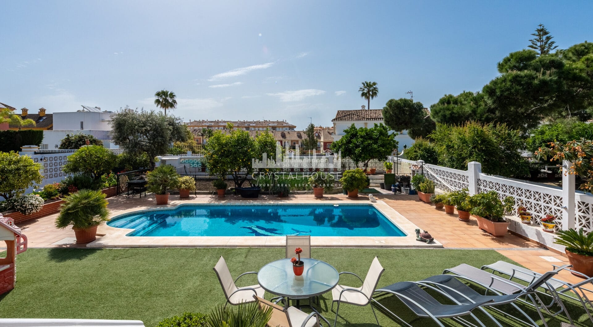 Elegancka willa w centrum San Pedro! Z 3 oddzielnymi apartamentami i garażem na 10 samochodów.