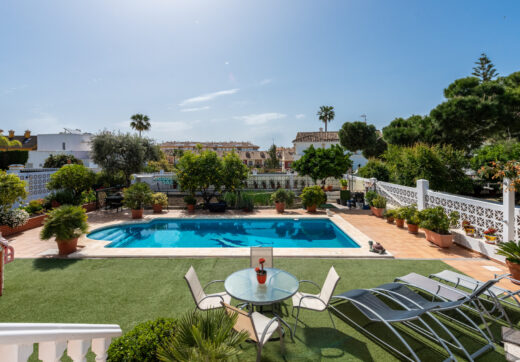 Elegancka willa w centrum San Pedro! Z 3 oddzielnymi apartamentami i garażem na 10 samochodów.