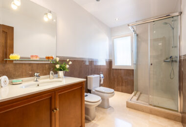 Elegancka willa w centrum San Pedro! Z 3 oddzielnymi apartamentami i garażem na 10 samochodów.