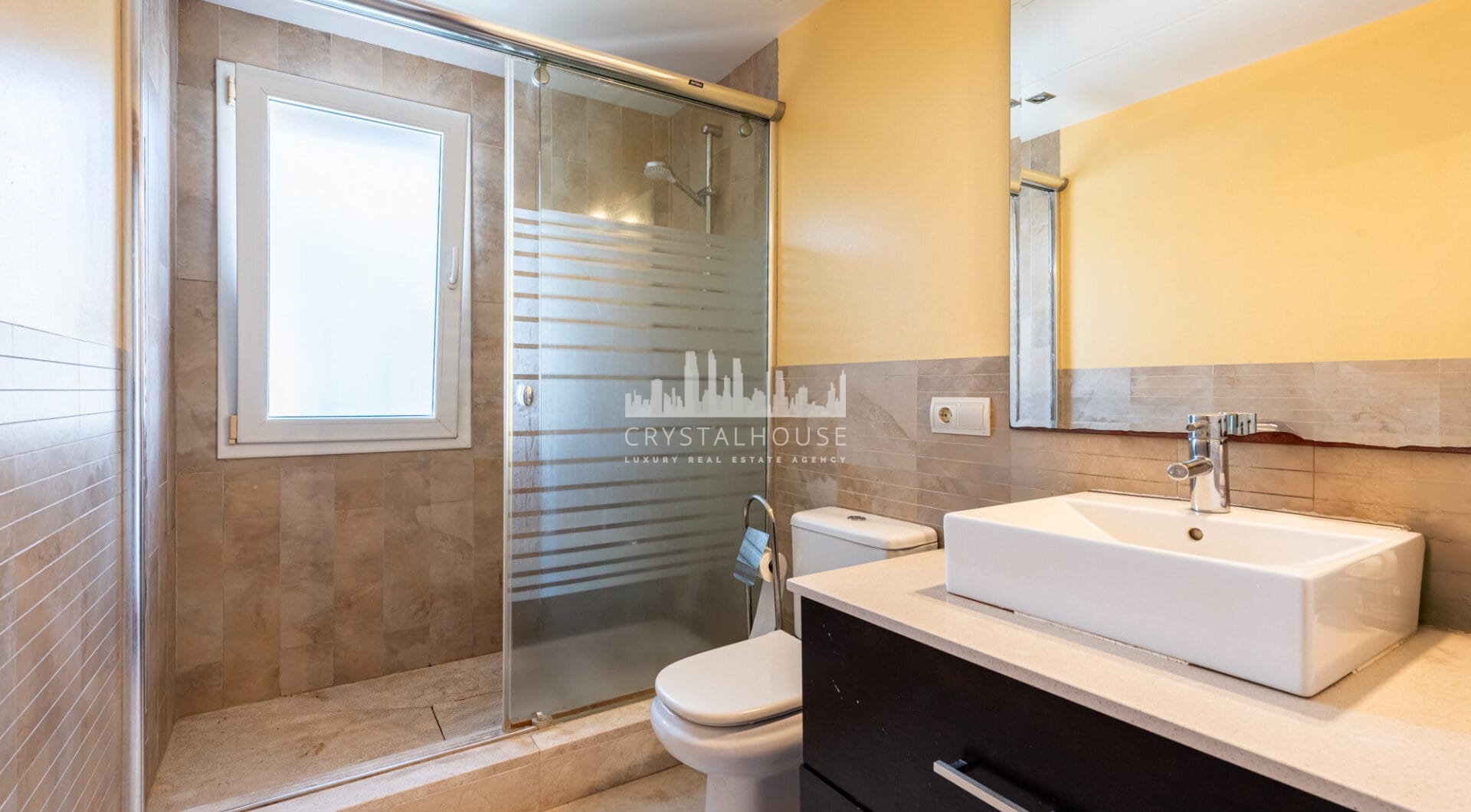 Elegancka willa w centrum San Pedro! Z 3 oddzielnymi apartamentami i garażem na 10 samochodów.