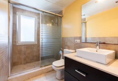 Elegancka willa w centrum San Pedro! Z 3 oddzielnymi apartamentami i garażem na 10 samochodów.