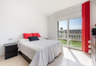 Elegancka willa w centrum San Pedro! Z 3 oddzielnymi apartamentami i garażem na 10 samochodów.