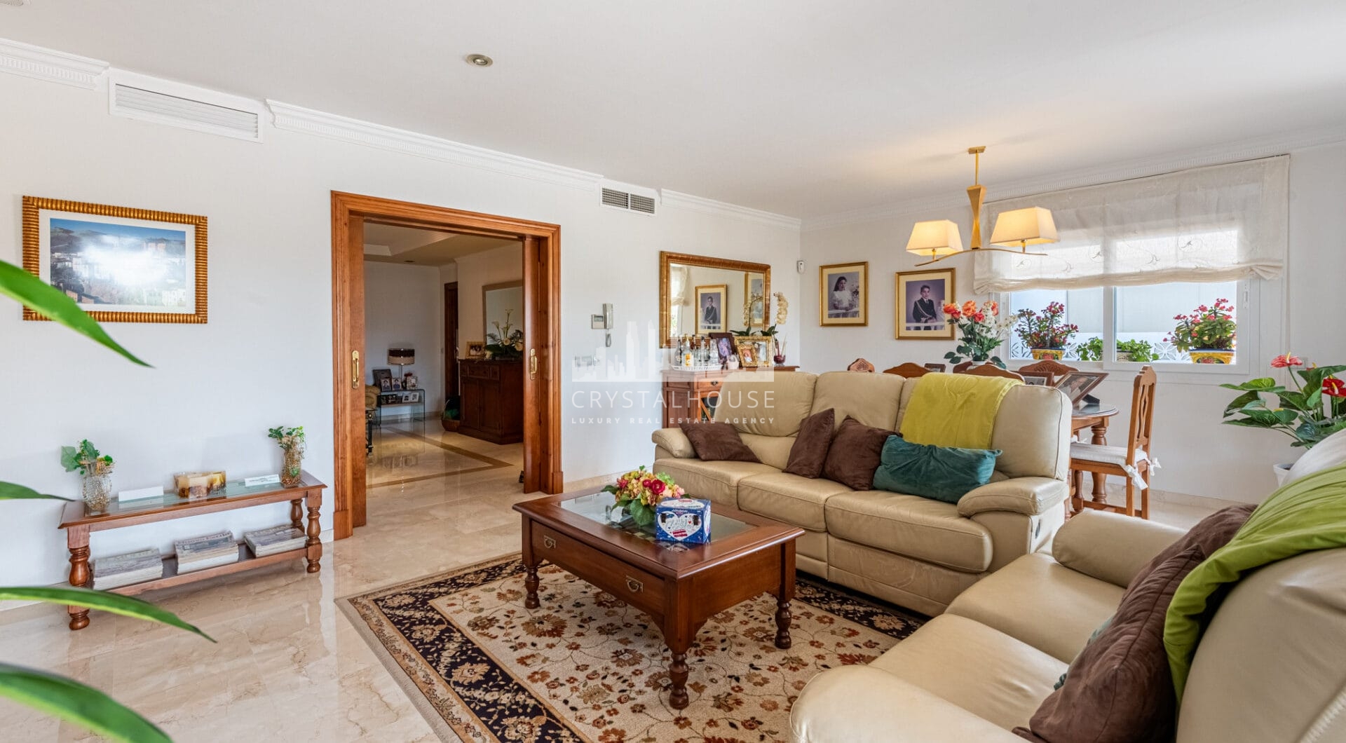 Elegancka willa w centrum San Pedro! Z 3 oddzielnymi apartamentami i garażem na 10 samochodów.