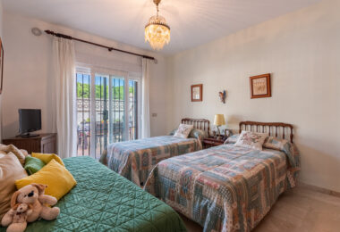 Elegancka willa w centrum San Pedro! Z 3 oddzielnymi apartamentami i garażem na 10 samochodów.