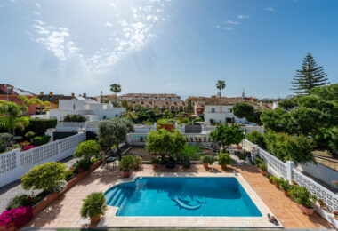 Elegancka willa w centrum San Pedro! Z 3 oddzielnymi apartamentami i garażem na 10 samochodów.
