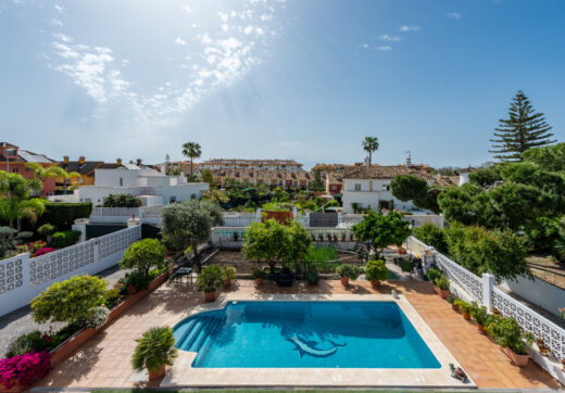 Elegancka willa w centrum San Pedro! Z 3 oddzielnymi apartamentami i garażem na 10 samochodów.