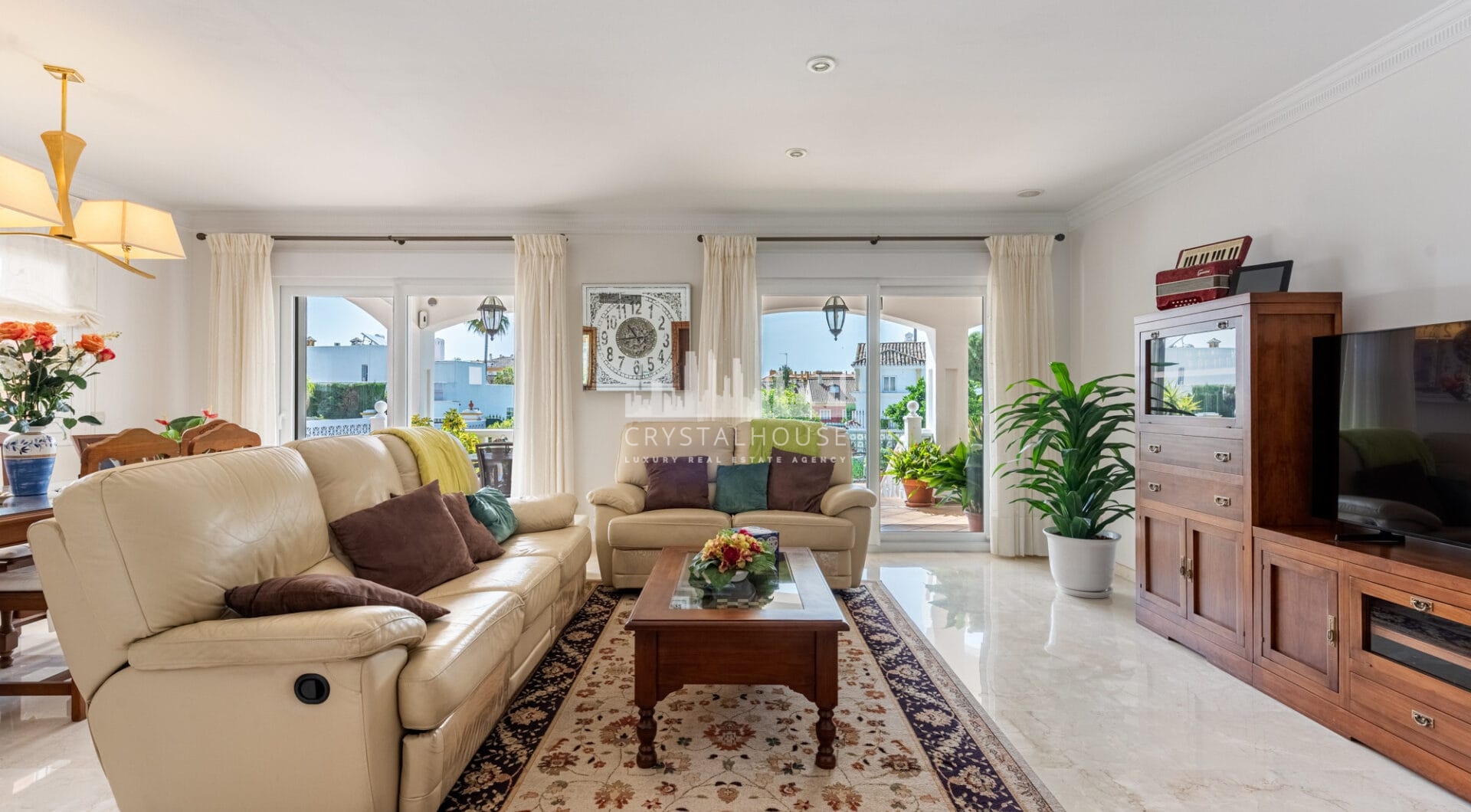 Elegancka willa w centrum San Pedro! Z 3 oddzielnymi apartamentami i garażem na 10 samochodów.