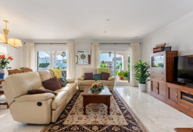 Elegancka willa w centrum San Pedro! Z 3 oddzielnymi apartamentami i garażem na 10 samochodów.