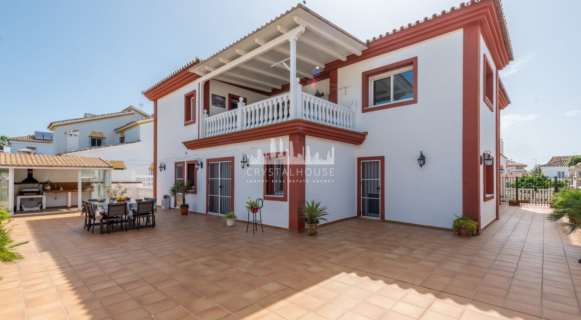 Elegancka willa w centrum San Pedro! Z 3 oddzielnymi apartamentami i garażem na 10 samochodów.