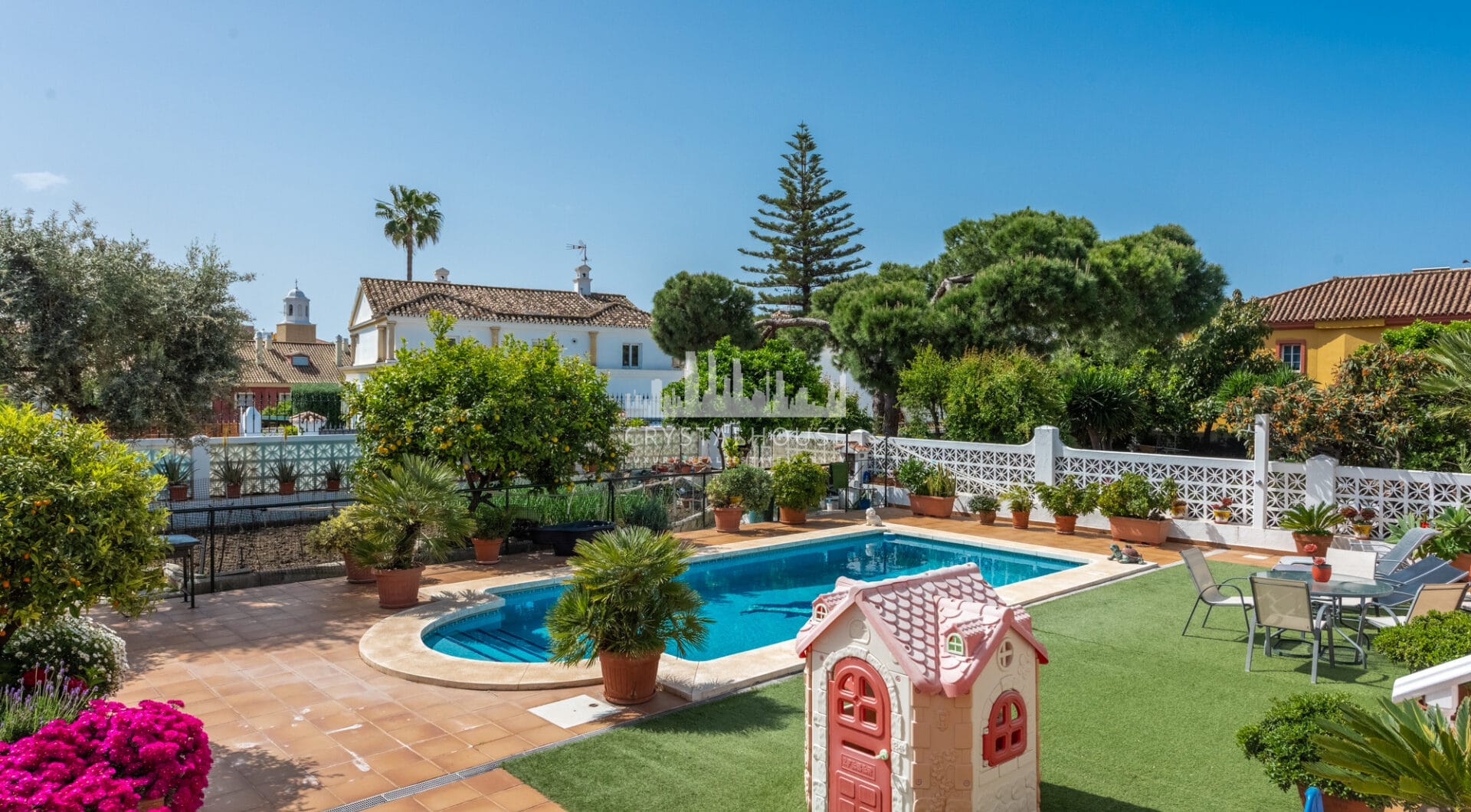 Elegancka willa w centrum San Pedro! Z 3 oddzielnymi apartamentami i garażem na 10 samochodów.