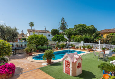 Elegancka willa w centrum San Pedro! Z 3 oddzielnymi apartamentami i garażem na 10 samochodów.