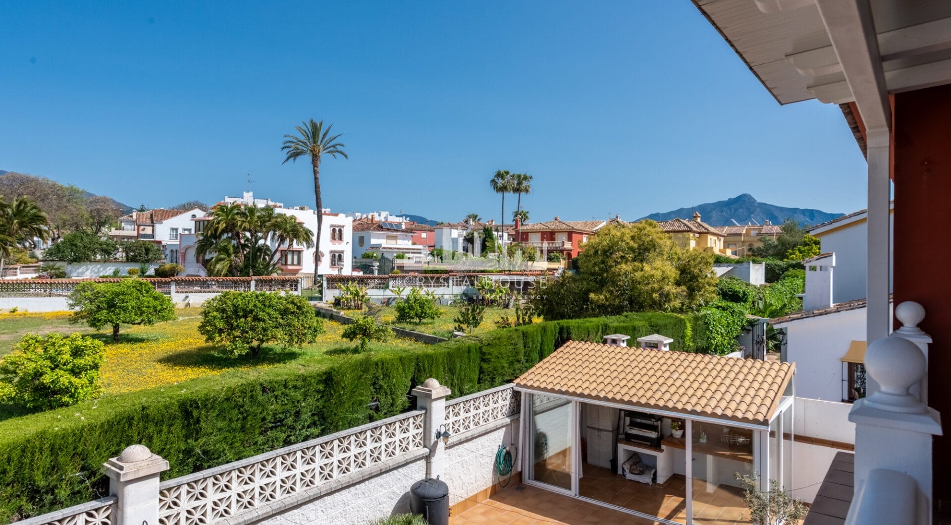 Elegancka willa w centrum San Pedro! Z 3 oddzielnymi apartamentami i garażem na 10 samochodów.