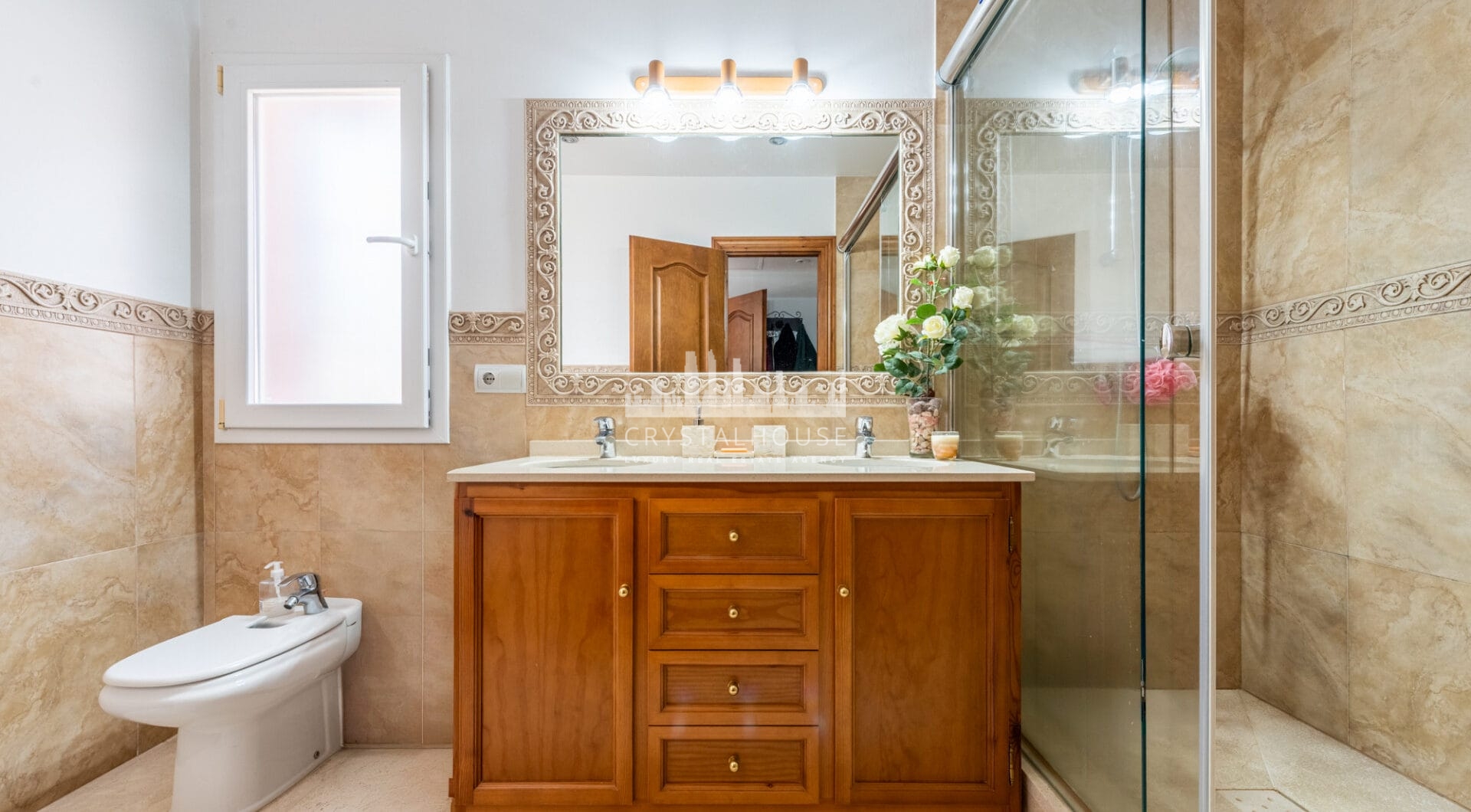 Elegancka willa w centrum San Pedro! Z 3 oddzielnymi apartamentami i garażem na 10 samochodów.