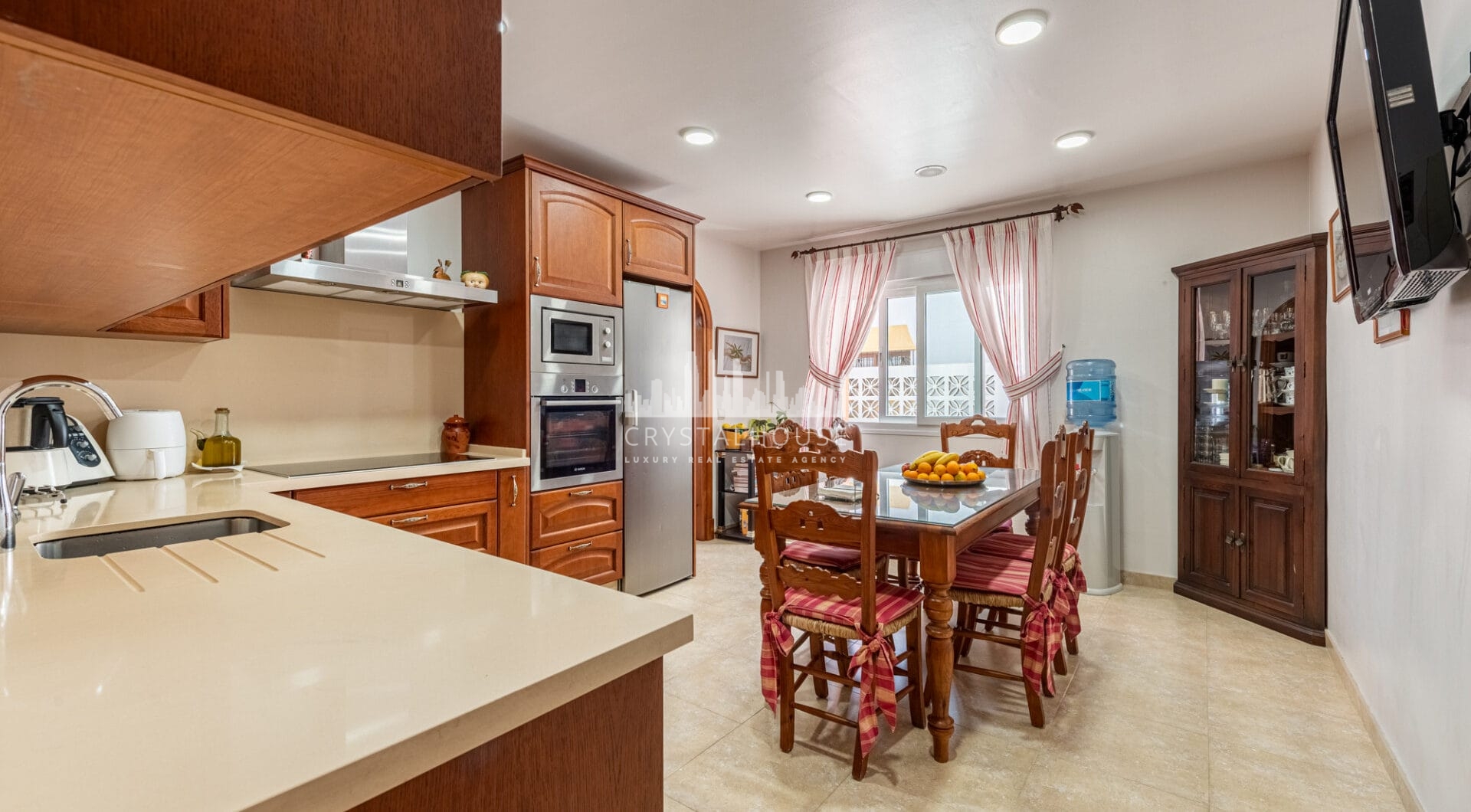 Elegancka willa w centrum San Pedro! Z 3 oddzielnymi apartamentami i garażem na 10 samochodów.