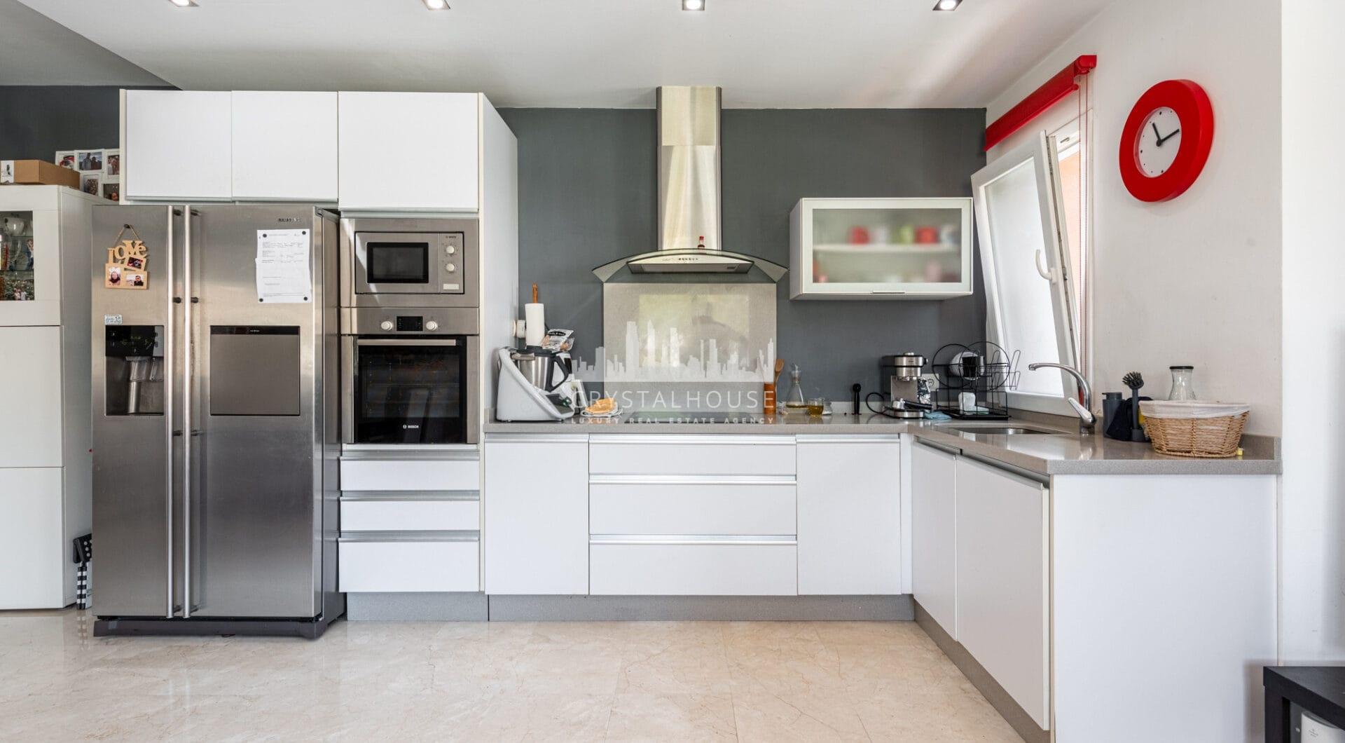 Elegancka willa w centrum San Pedro! Z 3 oddzielnymi apartamentami i garażem na 10 samochodów.