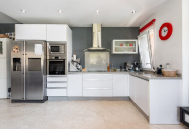 Elegancka willa w centrum San Pedro! Z 3 oddzielnymi apartamentami i garażem na 10 samochodów.