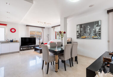 Elegancka willa w centrum San Pedro! Z 3 oddzielnymi apartamentami i garażem na 10 samochodów.