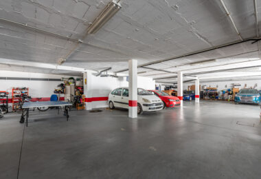 Elegancka willa w centrum San Pedro! Z 3 oddzielnymi apartamentami i garażem na 10 samochodów.