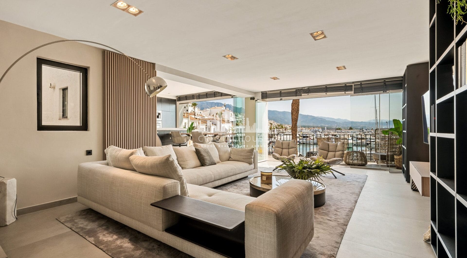 Luksusowy odnowiony apartament Frontline z panoramicznymi widokami w Benaboli, Puerto Banús