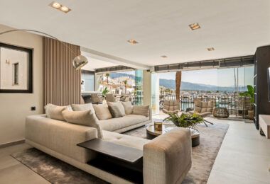 Luksusowy odnowiony apartament Frontline z panoramicznymi widokami w Benaboli, Puerto Banús