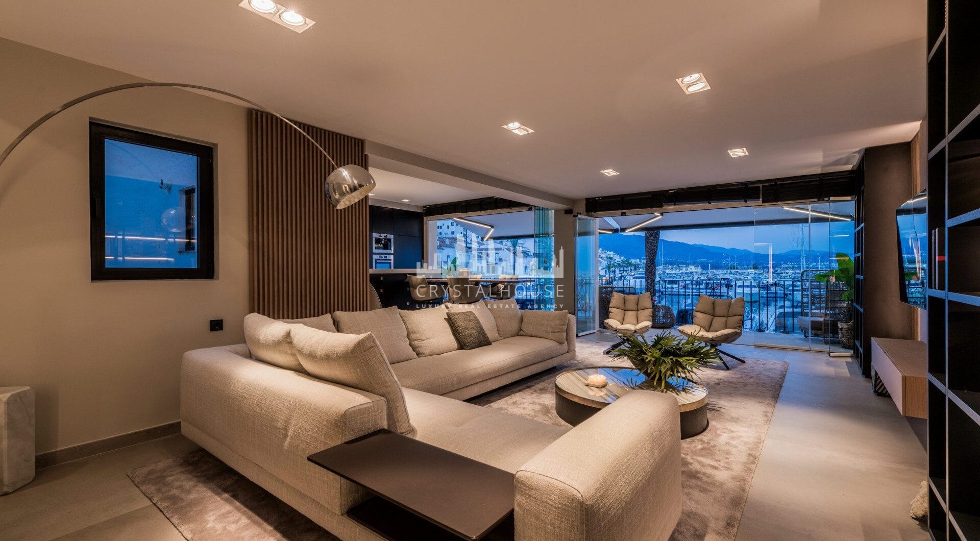 Luksusowy odnowiony apartament Frontline z panoramicznymi widokami w Benaboli, Puerto Banús