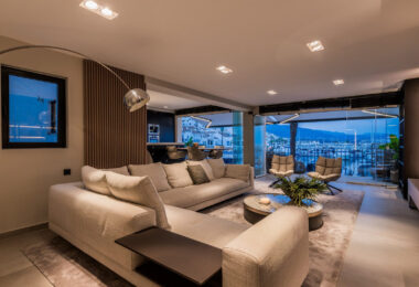 Luksusowy odnowiony apartament Frontline z panoramicznymi widokami w Benaboli, Puerto Banús