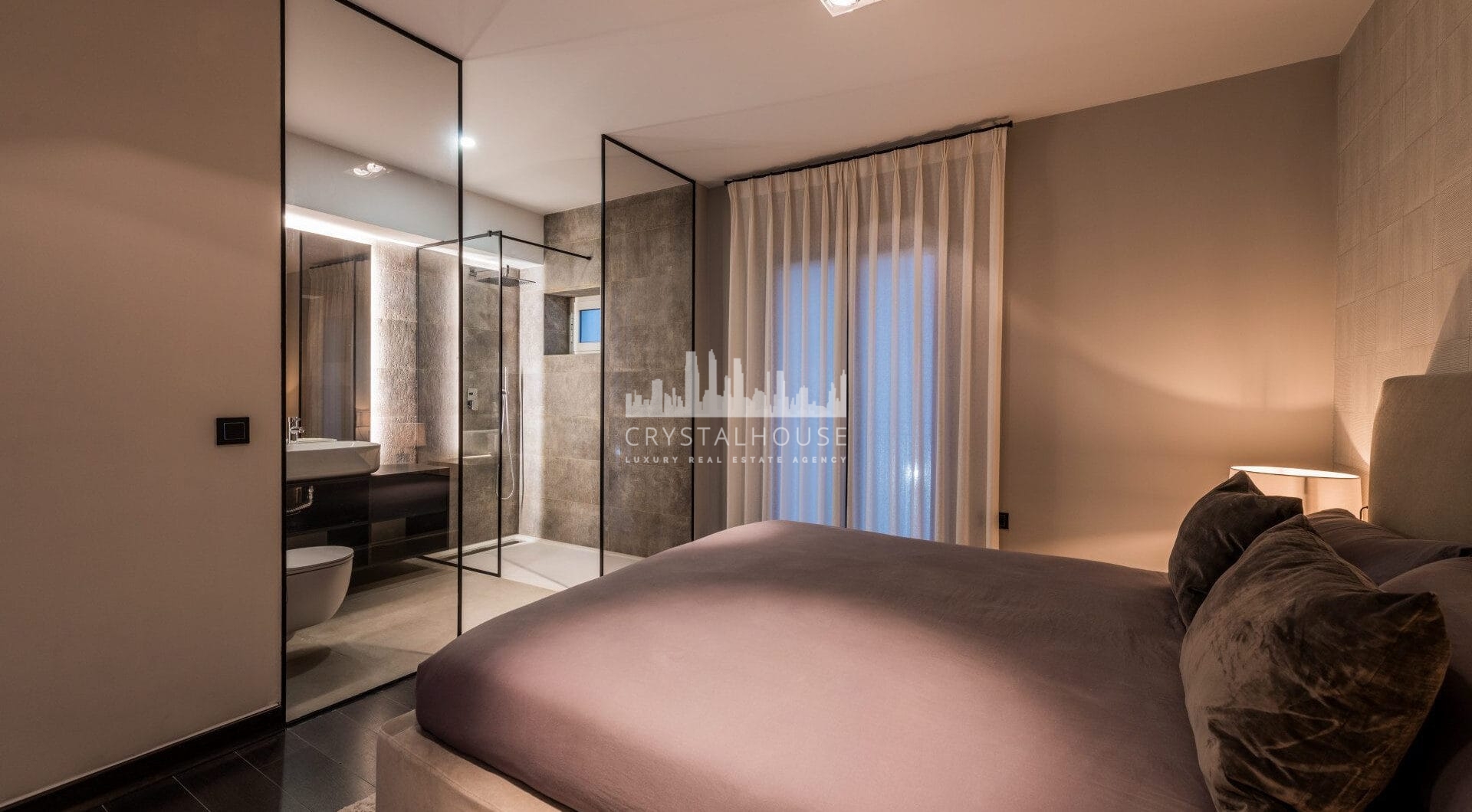 Luksusowy odnowiony apartament Frontline z panoramicznymi widokami w Benaboli, Puerto Banús