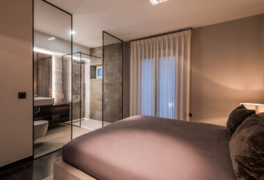 Luksusowy odnowiony apartament Frontline z panoramicznymi widokami w Benaboli, Puerto Banús