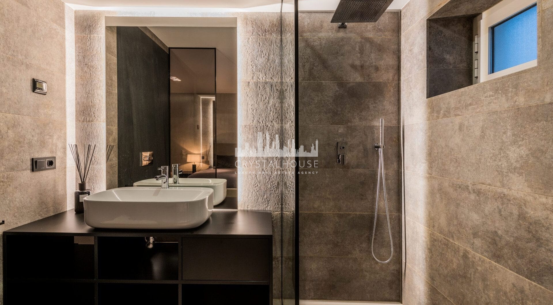 Luksusowy odnowiony apartament Frontline z panoramicznymi widokami w Benaboli, Puerto Banús