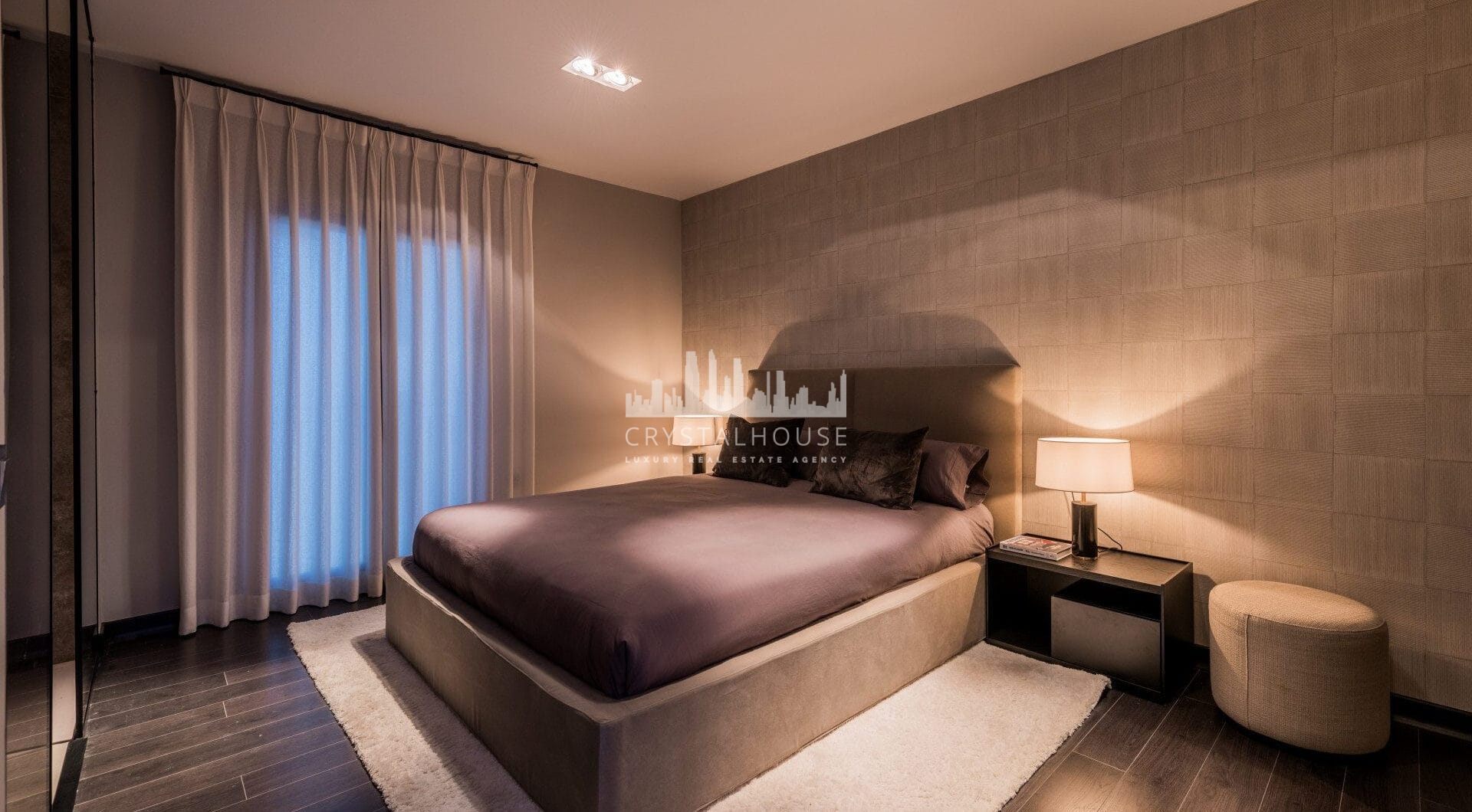 Luksusowy odnowiony apartament Frontline z panoramicznymi widokami w Benaboli, Puerto Banús