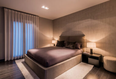 Luksusowy odnowiony apartament Frontline z panoramicznymi widokami w Benaboli, Puerto Banús