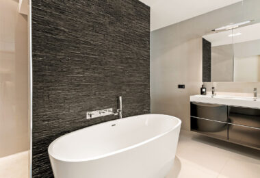 Luksusowy odnowiony apartament Frontline z panoramicznymi widokami w Benaboli, Puerto Banús