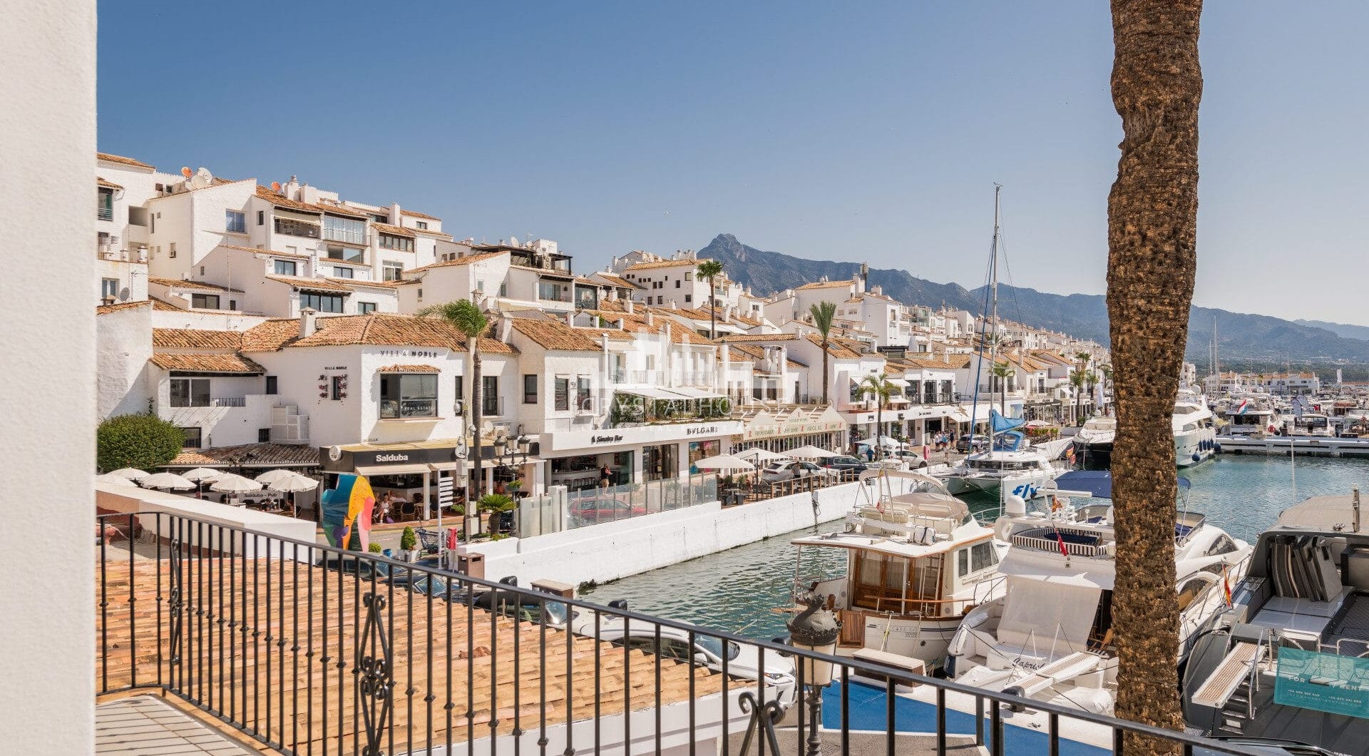 Luksusowy odnowiony apartament Frontline z panoramicznymi widokami w Benaboli, Puerto Banús