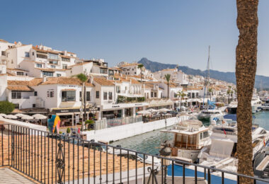 Luksusowy odnowiony apartament Frontline z panoramicznymi widokami w Benaboli, Puerto Banús