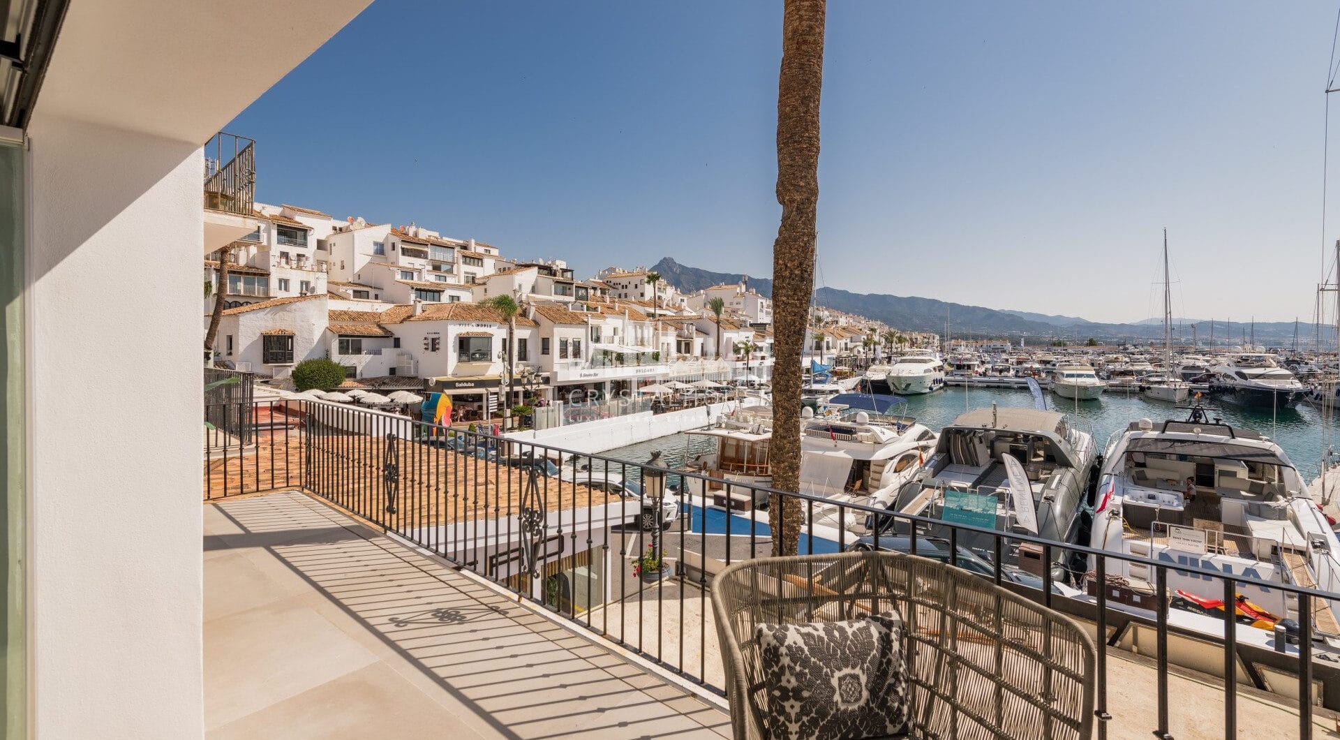 Luksusowy odnowiony apartament Frontline z panoramicznymi widokami w Benaboli, Puerto Banús