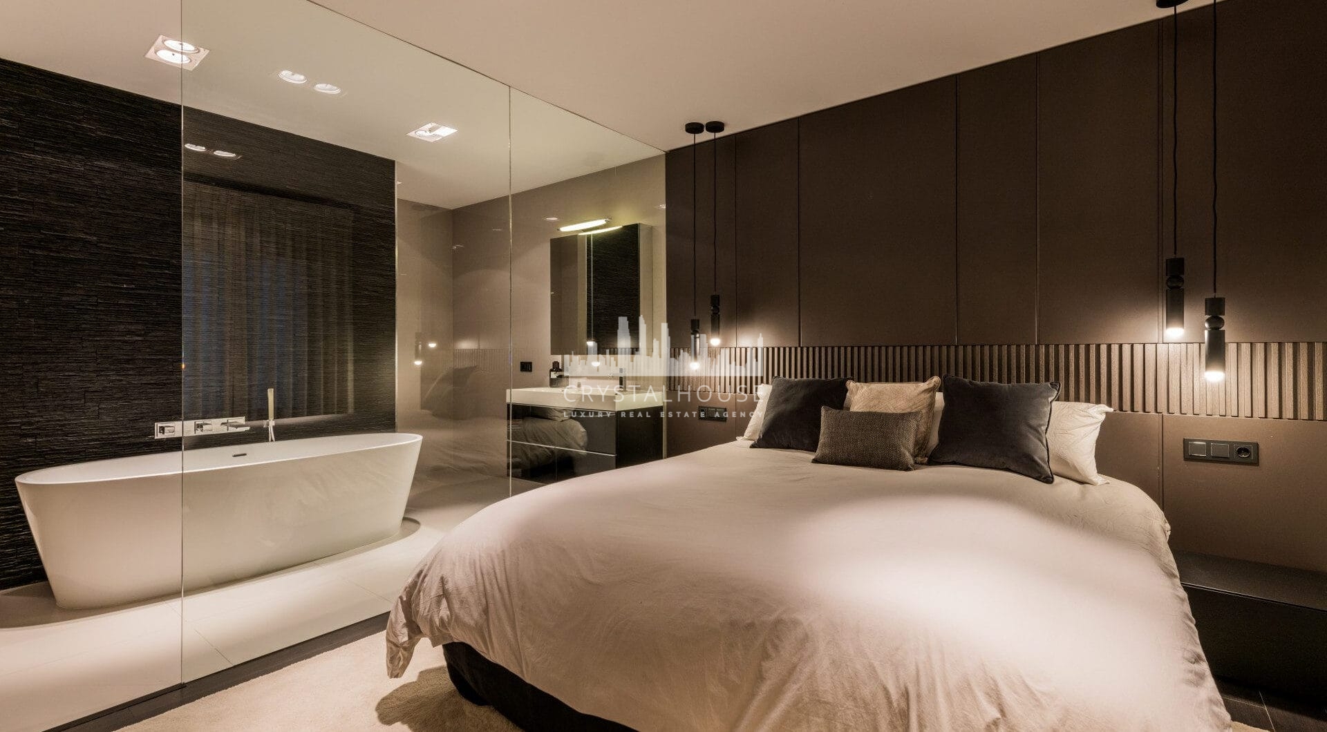 Luksusowy odnowiony apartament Frontline z panoramicznymi widokami w Benaboli, Puerto Banús