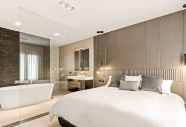 Luksusowy odnowiony apartament Frontline z panoramicznymi widokami w Benaboli, Puerto Banús