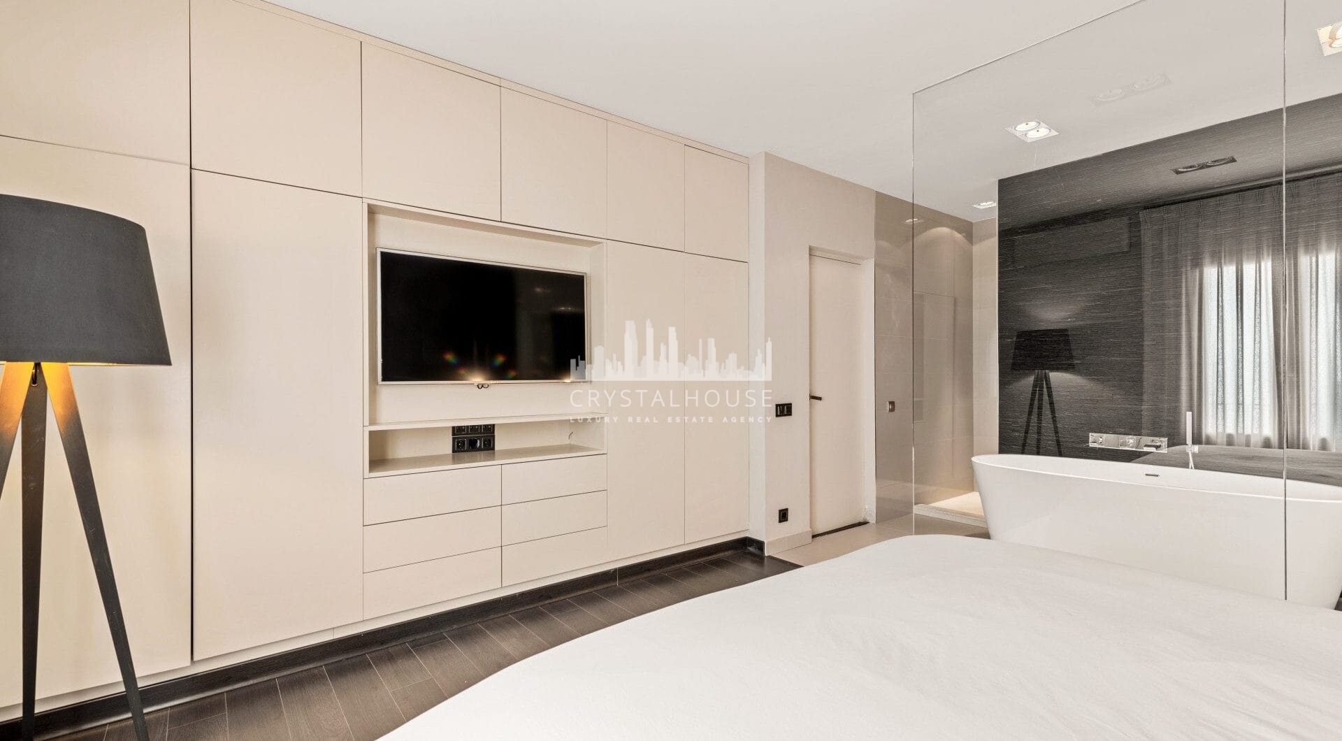 Luksusowy odnowiony apartament Frontline z panoramicznymi widokami w Benaboli, Puerto Banús