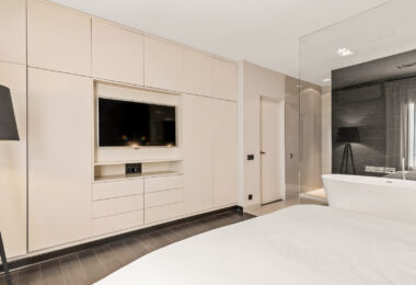 Luksusowy odnowiony apartament Frontline z panoramicznymi widokami w Benaboli, Puerto Banús