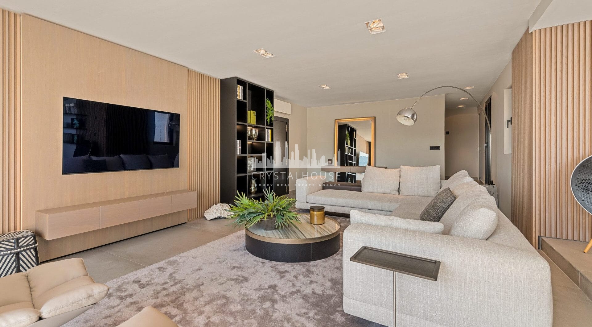 Luksusowy odnowiony apartament Frontline z panoramicznymi widokami w Benaboli, Puerto Banús