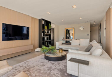 Luksusowy odnowiony apartament Frontline z panoramicznymi widokami w Benaboli, Puerto Banús