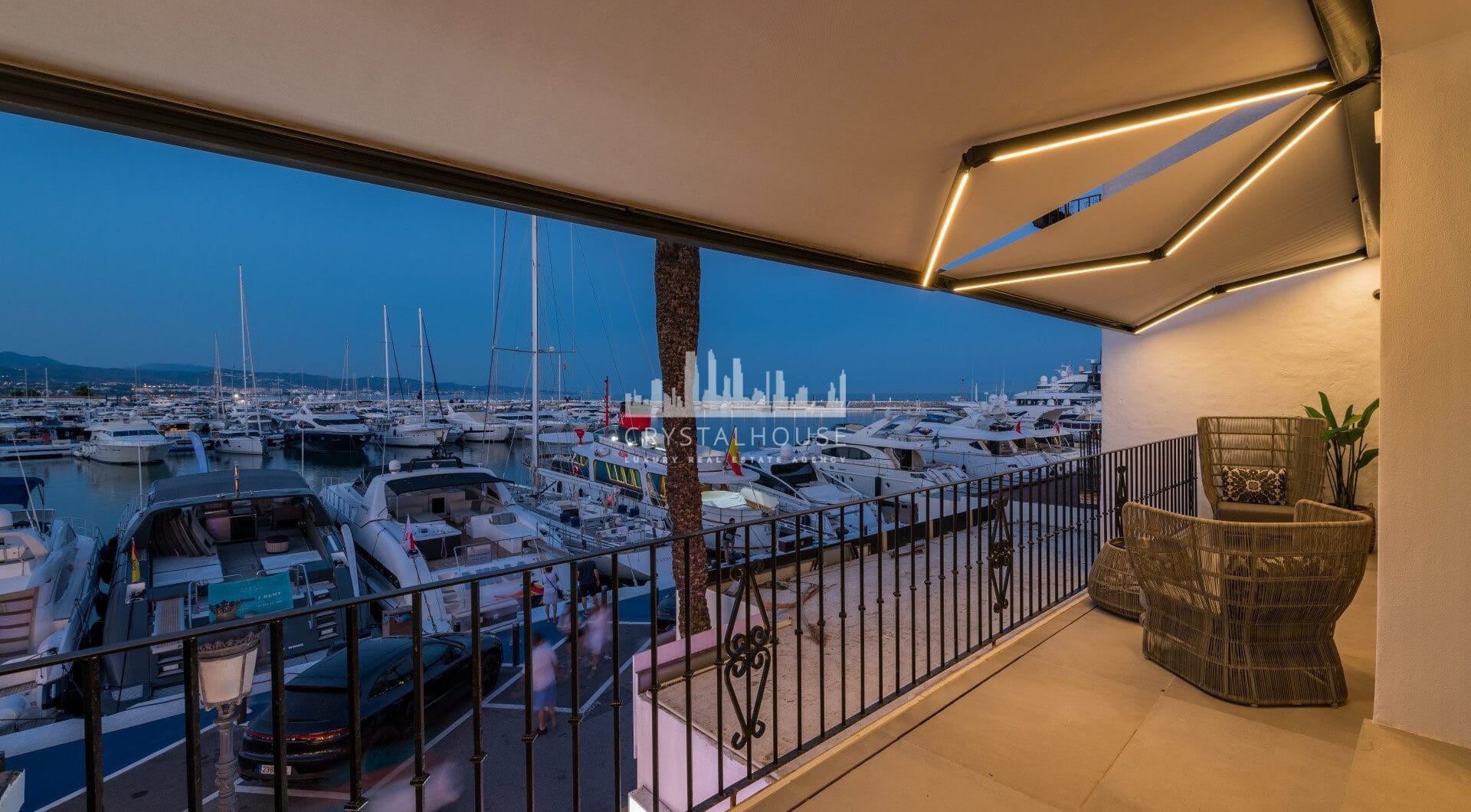 Luksusowy odnowiony apartament Frontline z panoramicznymi widokami w Benaboli, Puerto Banús