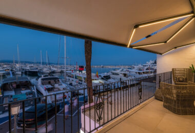 Luksusowy odnowiony apartament Frontline z panoramicznymi widokami w Benaboli, Puerto Banús