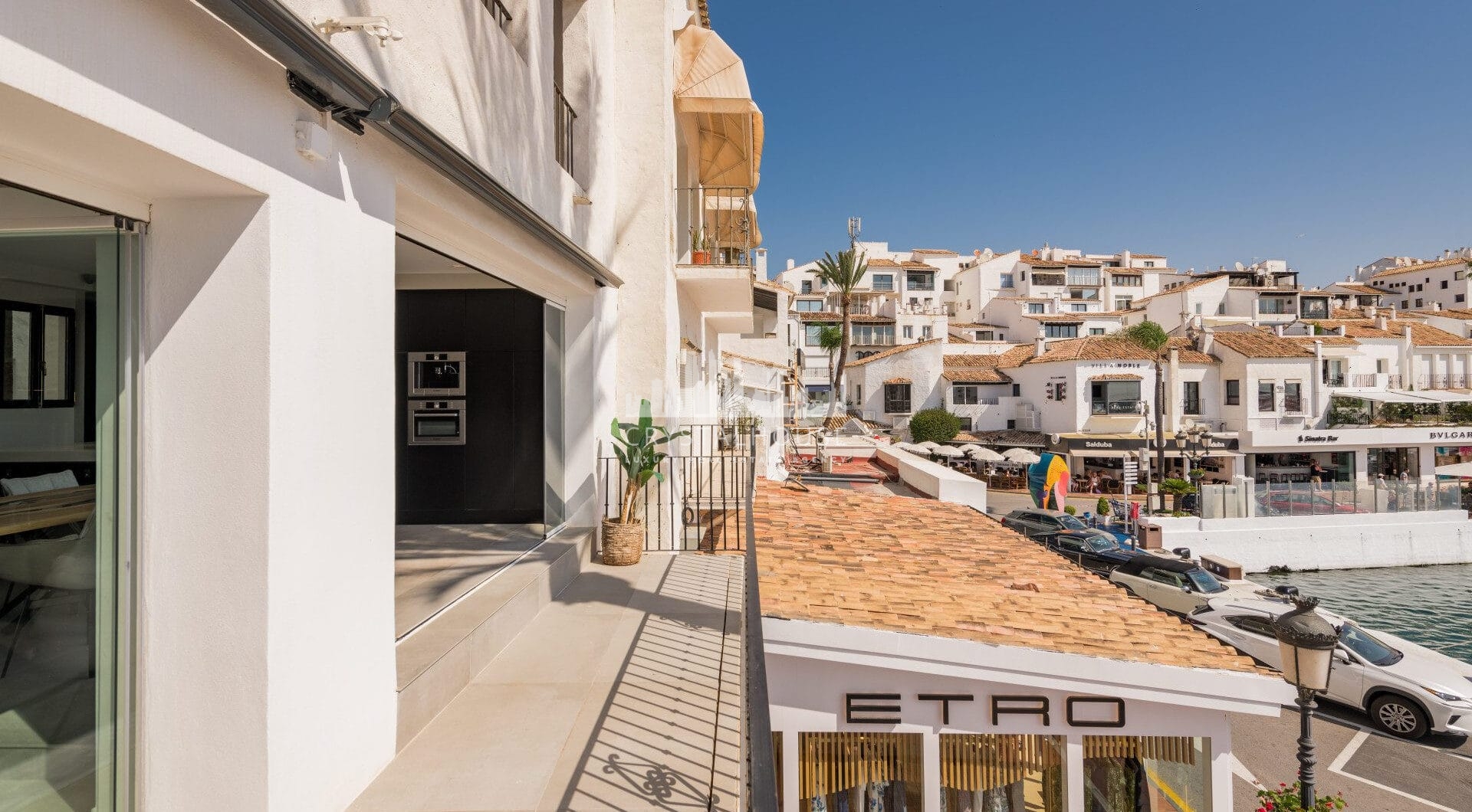 Luksusowy odnowiony apartament Frontline z panoramicznymi widokami w Benaboli, Puerto Banús