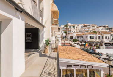 Luksusowy odnowiony apartament Frontline z panoramicznymi widokami w Benaboli, Puerto Banús