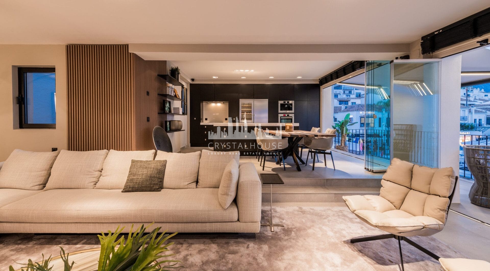 Luksusowy odnowiony apartament Frontline z panoramicznymi widokami w Benaboli, Puerto Banús